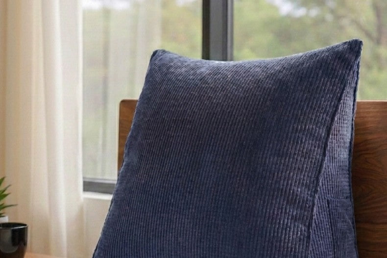 Coussin_de_lecture_triangulaire_Bleu_nuit_zoom