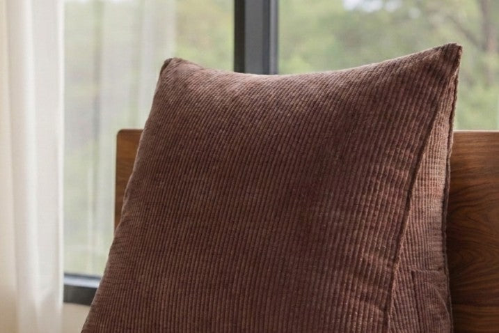 Coussin_incliné_triangulaire_velours_Marron_profil