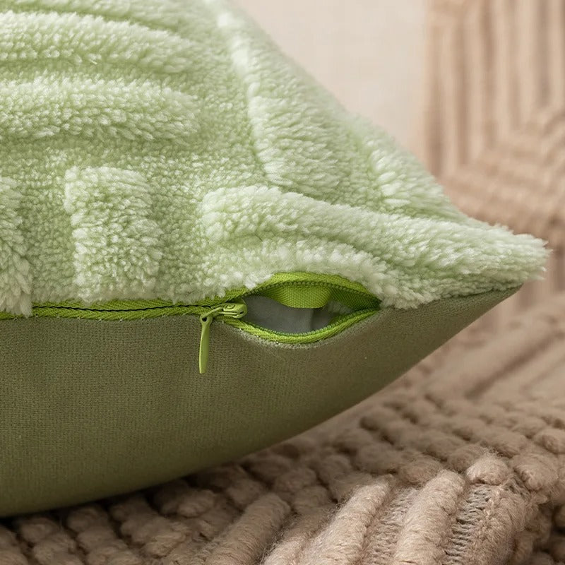 Housse coussin imitation fourrure vert sauge details