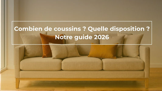 Canapé trois places garni de six coussins de trois formats différents