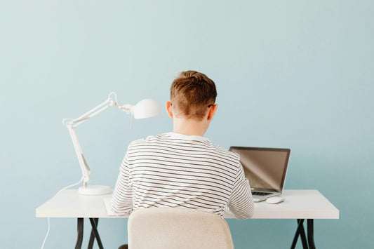 Personne en position assise prolongée au bureau avec coussin d'assise ergonomique
