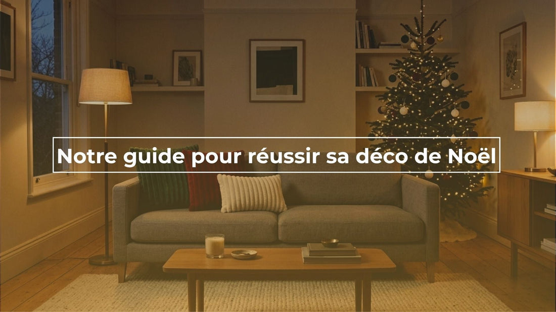 Salon décoré pour Noël : canapé gris, coussins Vert Sapin, Rouge et Blanc, sapin illuminé en blanc chaud