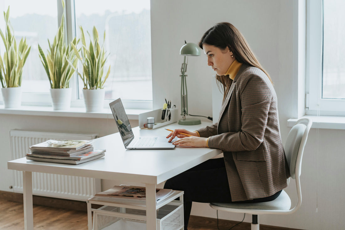 Fourmis dans les pieds au bureau : causes et solutions