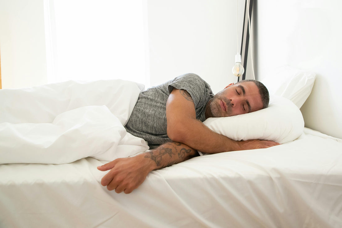 Dormeur qui change de position la nuit sur un oreiller trop rigide