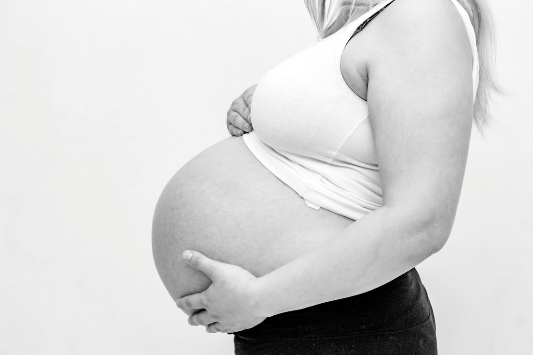 Femme enceinte pour illustrezr la différence d'usage entre un body pillow grand format et un coussin de grossesse d'allaitement