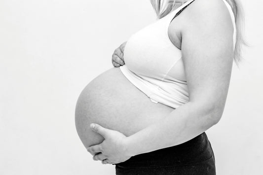 Femme enceinte pour illustrezr la différence d'usage entre un body pillow grand format et un coussin de grossesse d'allaitement