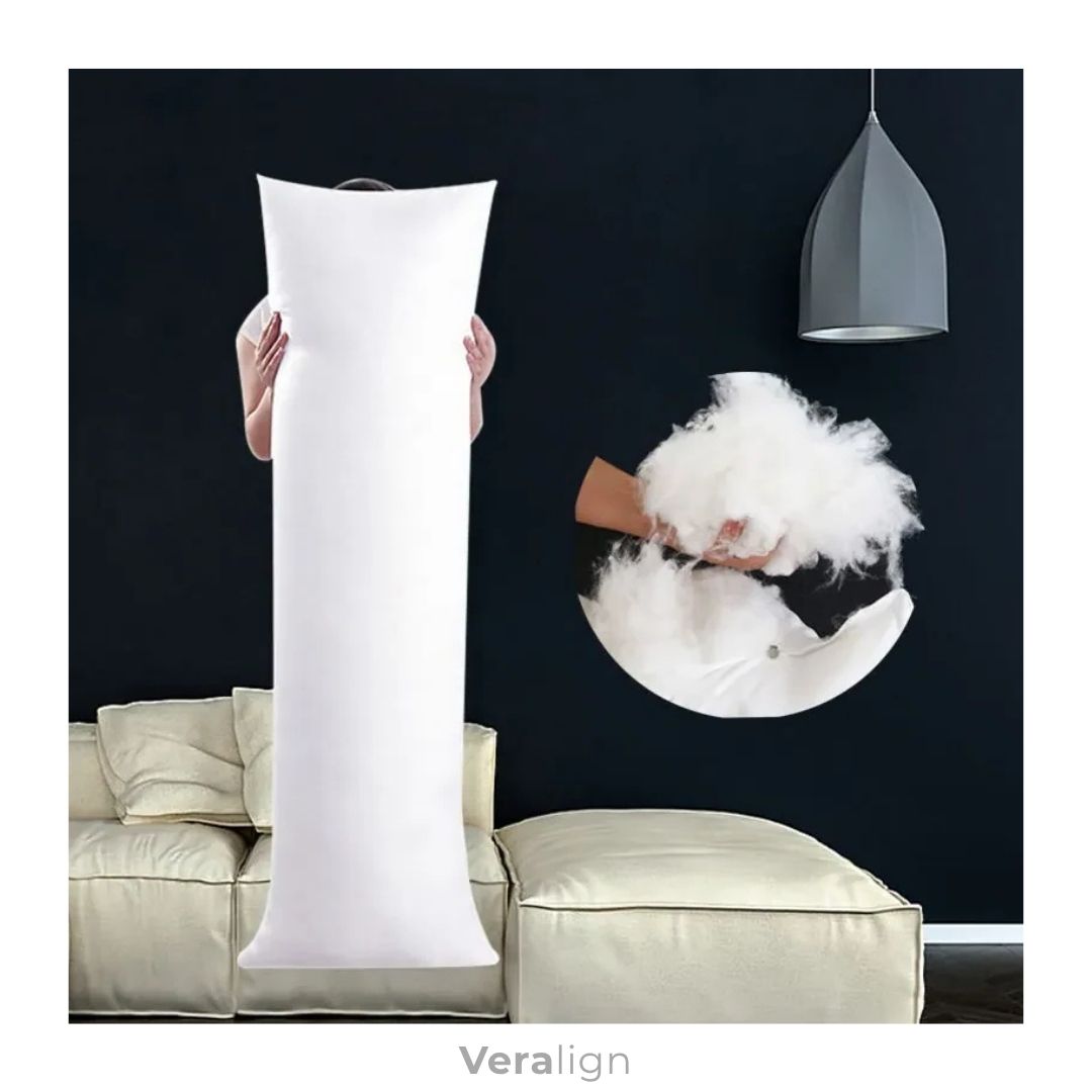 Coussin de corps ergonomique Veralign grand format pour un soutien complet du corps pendant le sommeil. Personne tenant l'oreiller long, avec médaillon sur le rembourrage moelleux pour un confort durable et un alignement de la colonne.