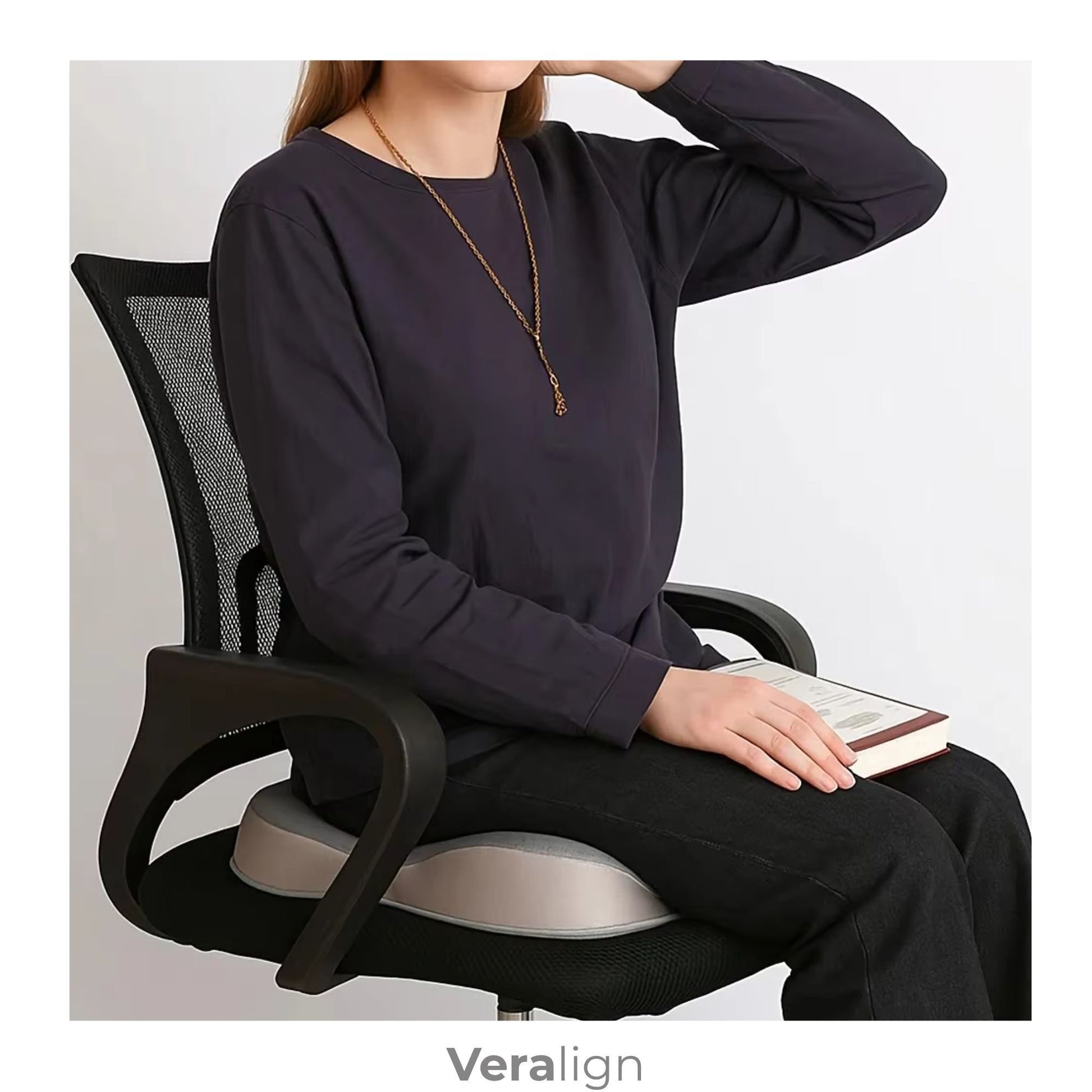 Personne assise sur coussin d'assise ergonomique mémoire de forme, position de travail - Veralign