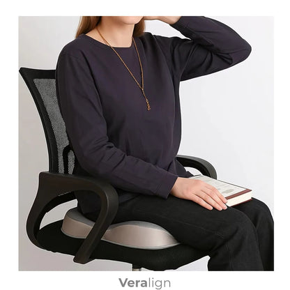 Personne assise sur coussin d'assise ergonomique mémoire de forme, position de travail - Veralign