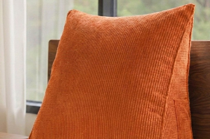 Coussin_triangle_Orange_Lit_sol _canapé_zoom