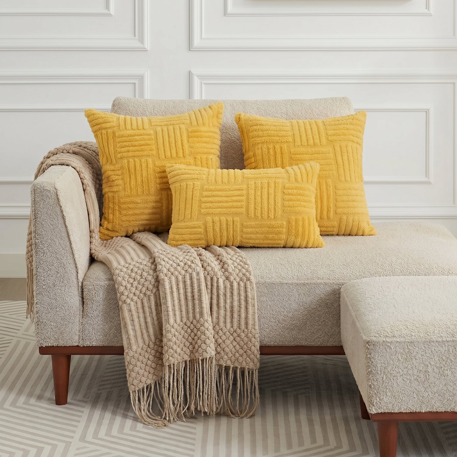 Housse de coussin effet fourrure jaune 