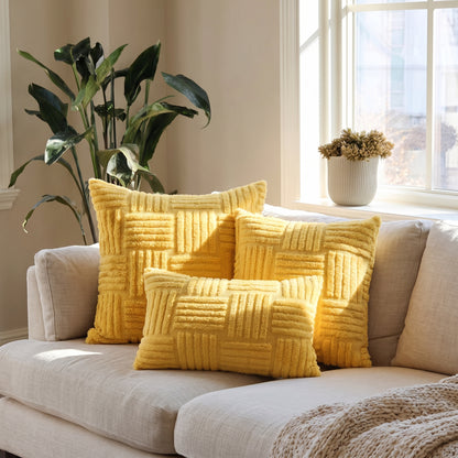 Housse de coussin effet fourrure jaune 2
