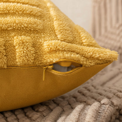 Housse de coussin effet fourrure jaune details