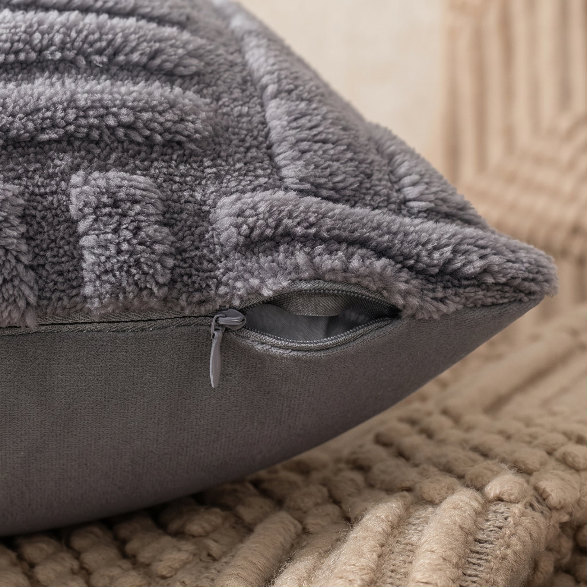 Housse de coussin fausse fourrure Gris carbone details