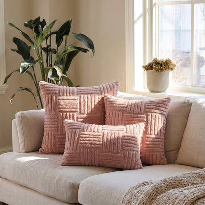 Housse de coussin fausse fourrure rose poudré 2