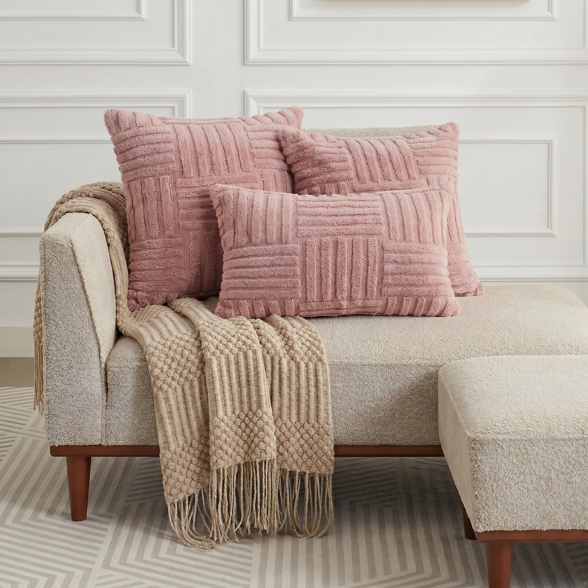 Housse de coussin fausse fourrure rose poudré 