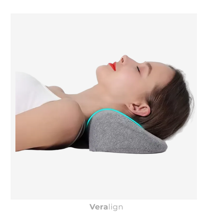 femme allongée utilisant un oreiller cervical ergonomique gris pour un alignement et un repos total des cervicales