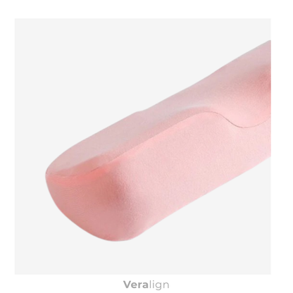 Dimensions de l'oreiller cervical ergonomique Veralign coulur poudré, rose : 50 cm de longueur et 18 cm de largeur pour un maintien précis.