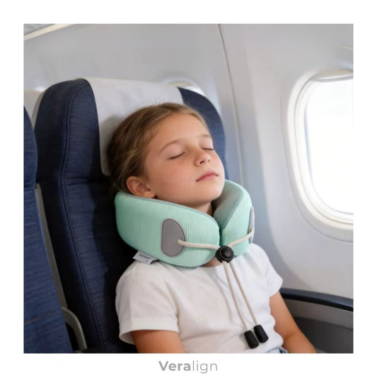 Tour de cou enfant Veralign à mémoire de forme utilisé en avion, soutien ergonomique de la nuque pour un sommeil paisible en voyage.