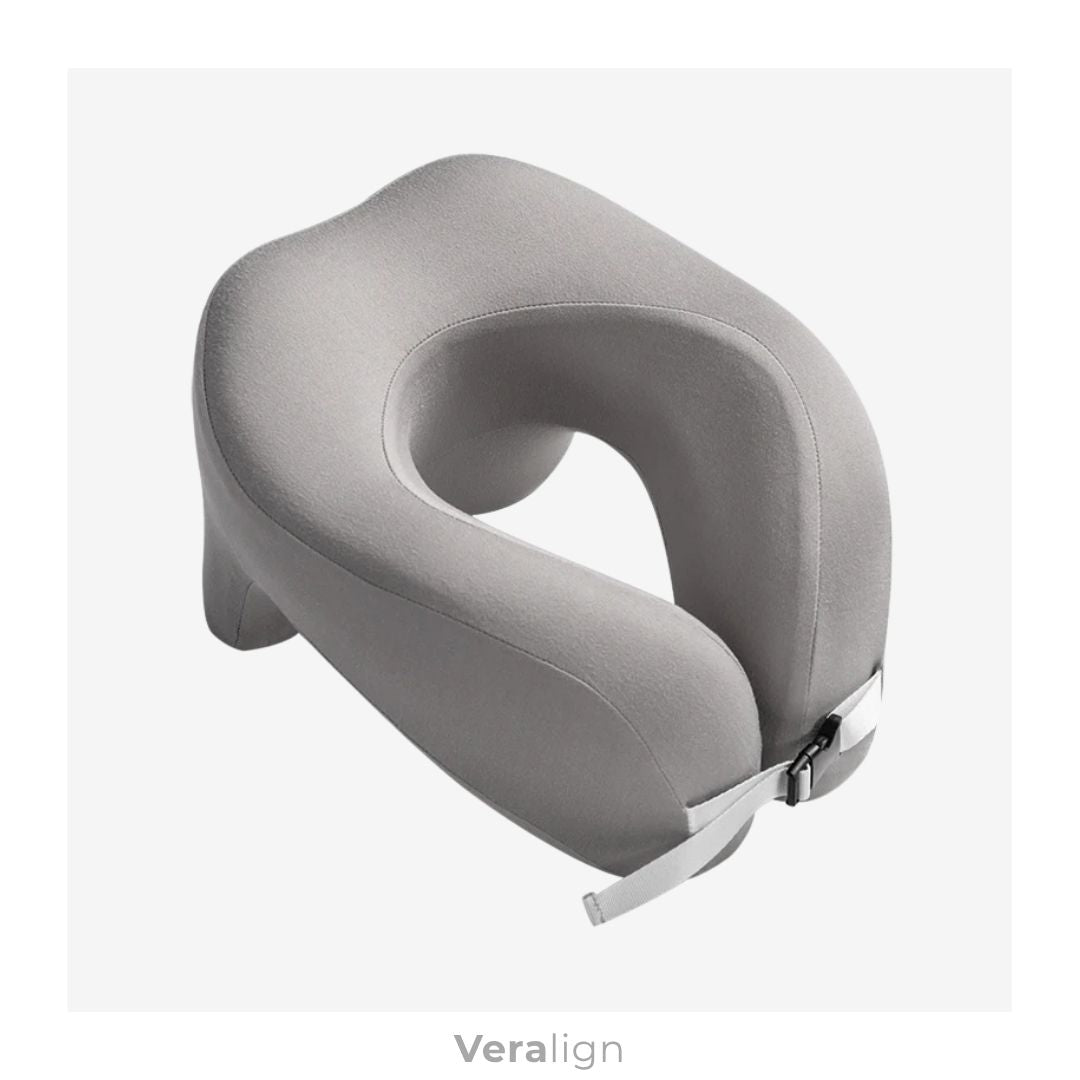Tour de cou multi-usage à mémoire Veralign de forme en position voyage, idéal pour le soutien cervical et l'alignement de la nuque en avion.