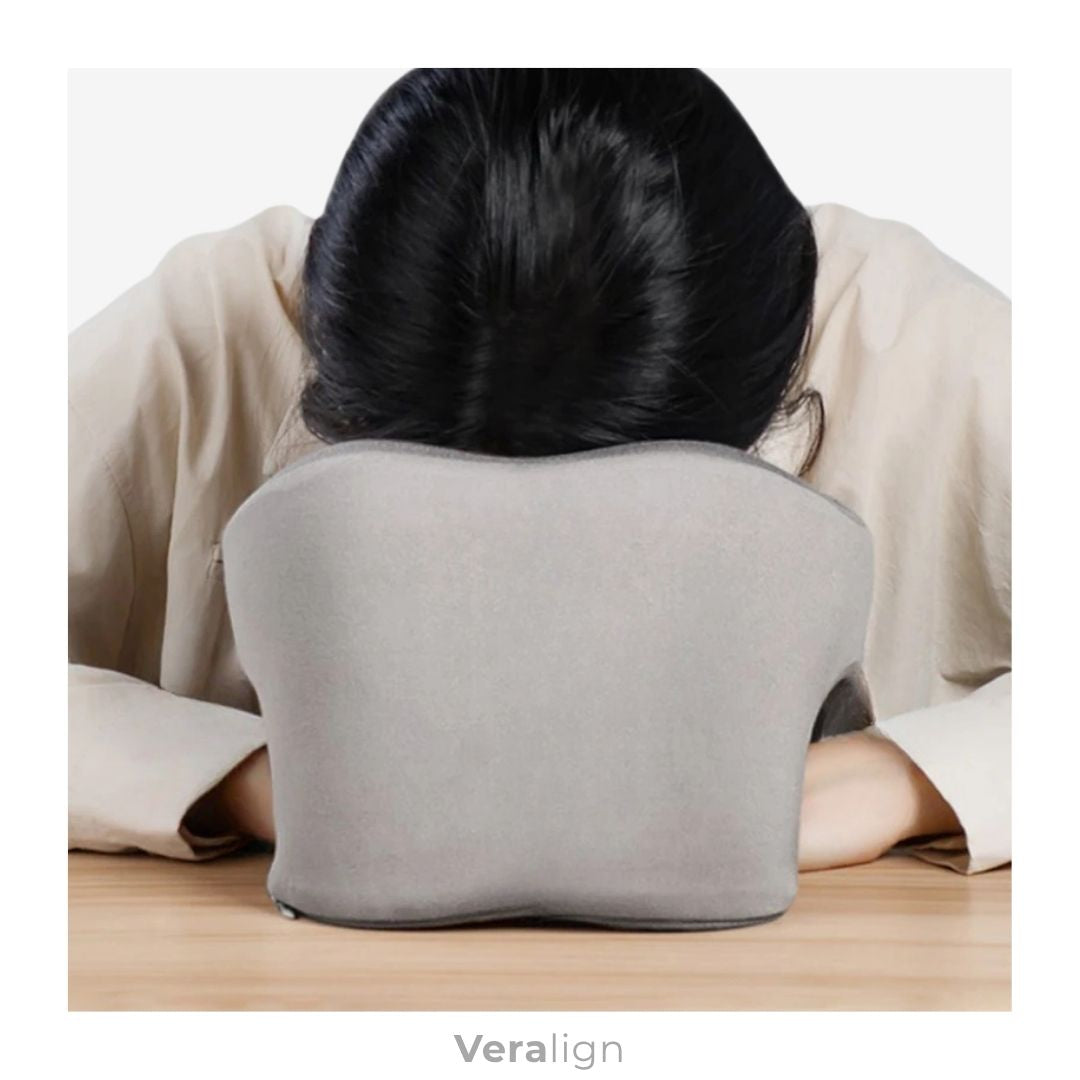 Utilisation du tour de cou multifonction comme appui frontal pour la sieste au bureau, mousse à mémoire de forme haute densité.