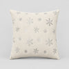 Housse de coussin déco Noël Snow Beige avec flocons métallisés finition Argent, 45x45cm