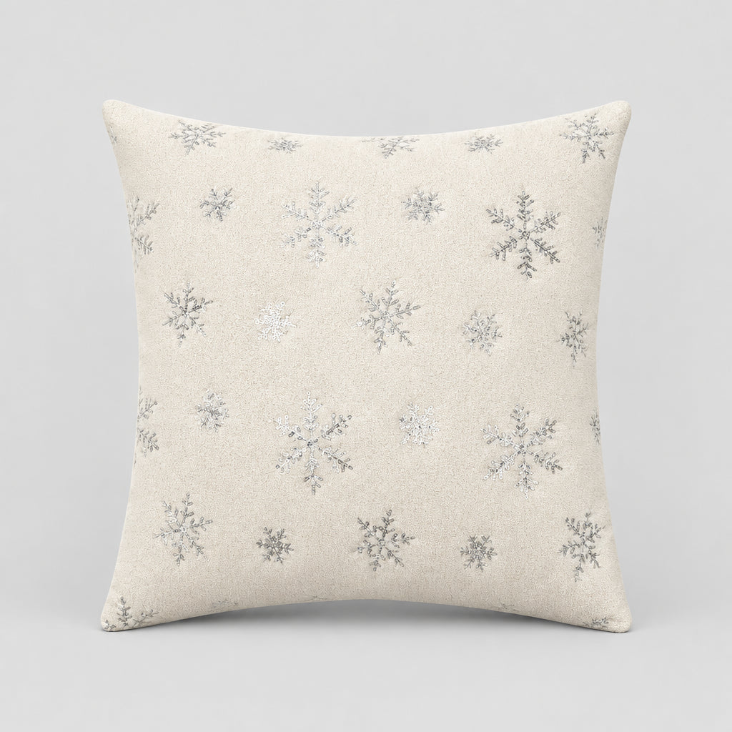 Housse de coussin déco Noël Snow Beige avec flocons métallisés finition Argent, 45x45cm