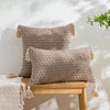Housse de coussin en Maille et Pompons Taupe