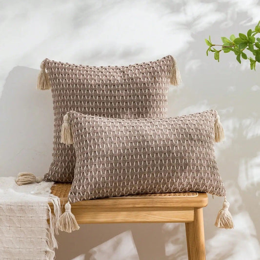 Housse de coussin en Maille et Pompons Taupe