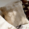 Housse de coussin en fausse fourrure Beige