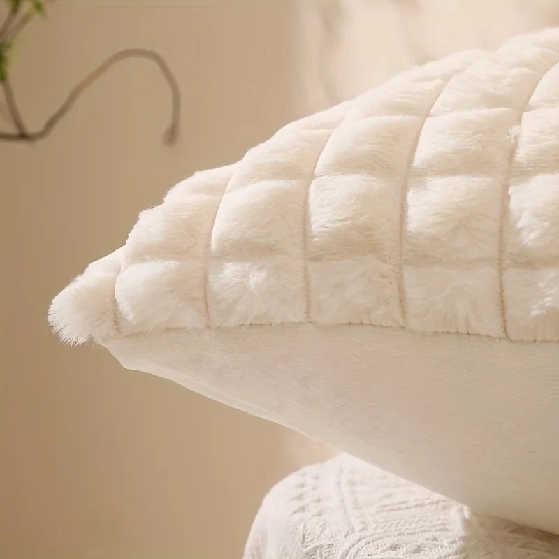 Gros plan sur les carreaux en relief d'une housse de coussin fausse fourrure Velours Gaufré Blanc