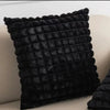 Housse de coussin fausse fourrure Velours Gaufré Noir à carreaux en relief sur un canapé Beige, 45x45cm
