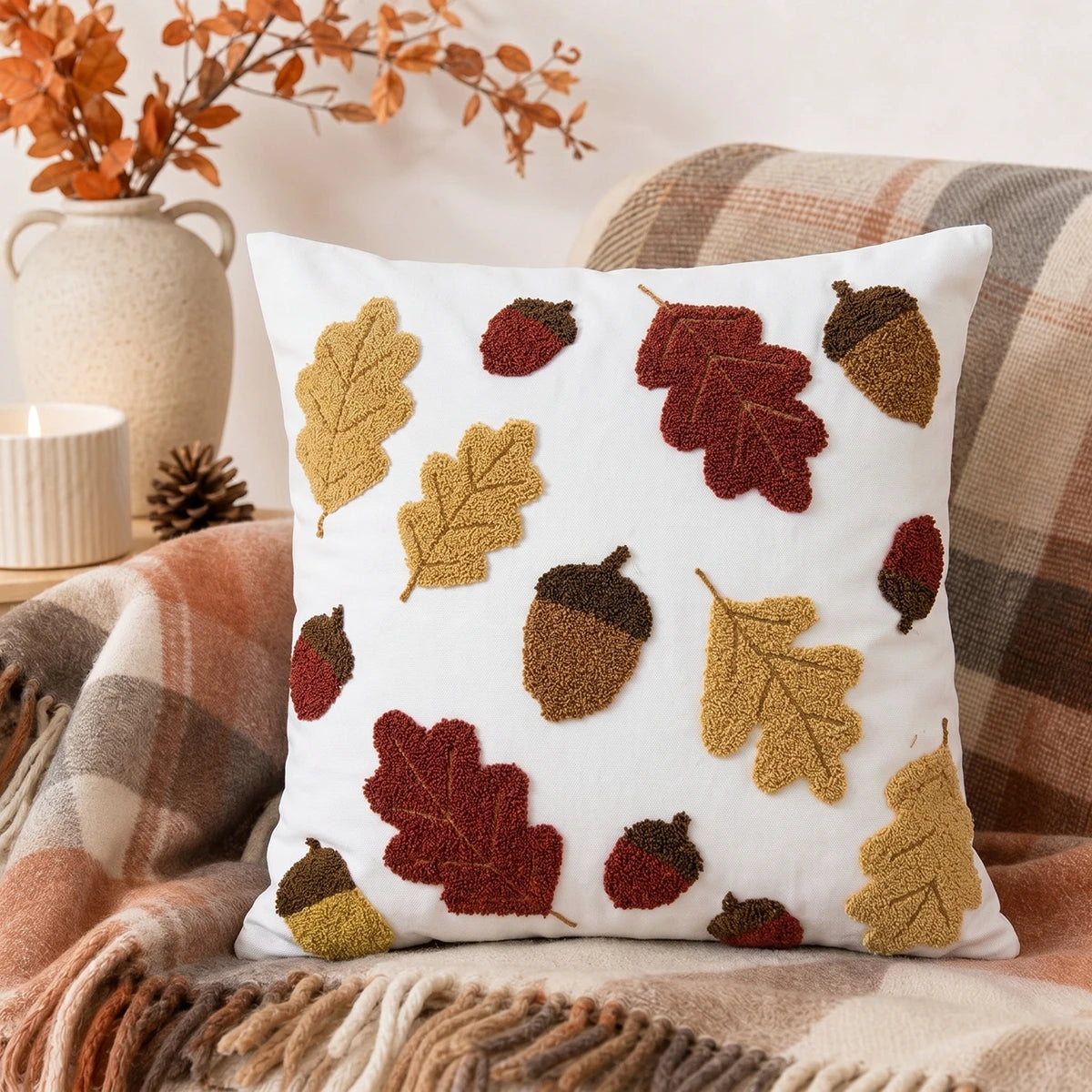 Housse de coussin avec glands et feuilles d'automne Bordeaux et Jaune Moutarde sur fond Blanc, 45x45cm