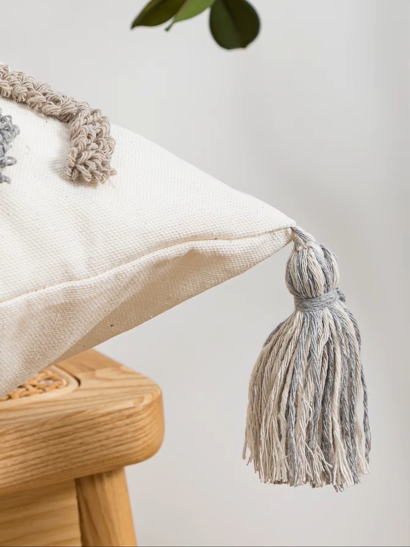 Housse de coussin motif Ethnique Bouclettes et Pompons Gris