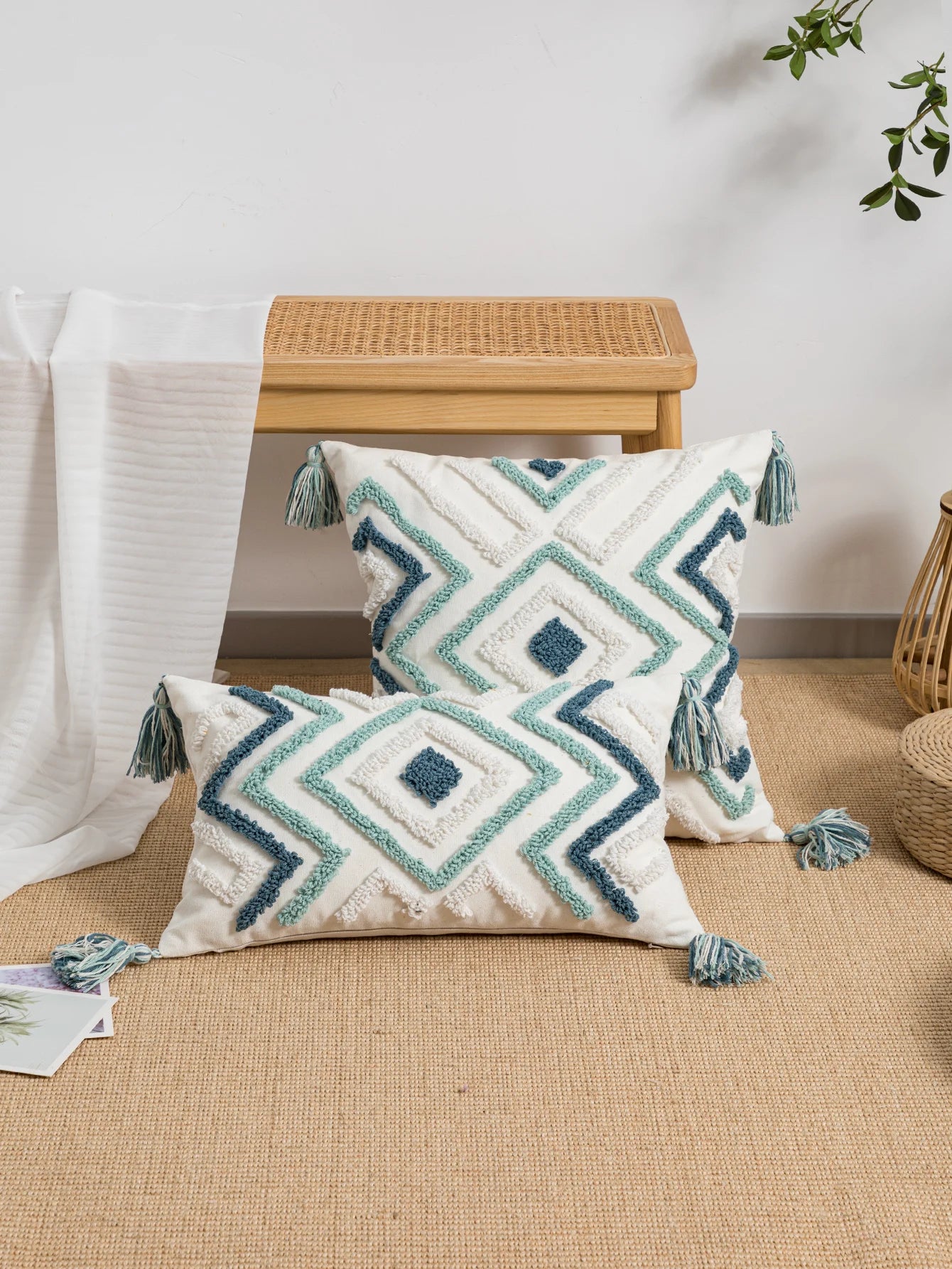 Housse de coussin motif Ethnique Bouclettes et Pompons Bleu