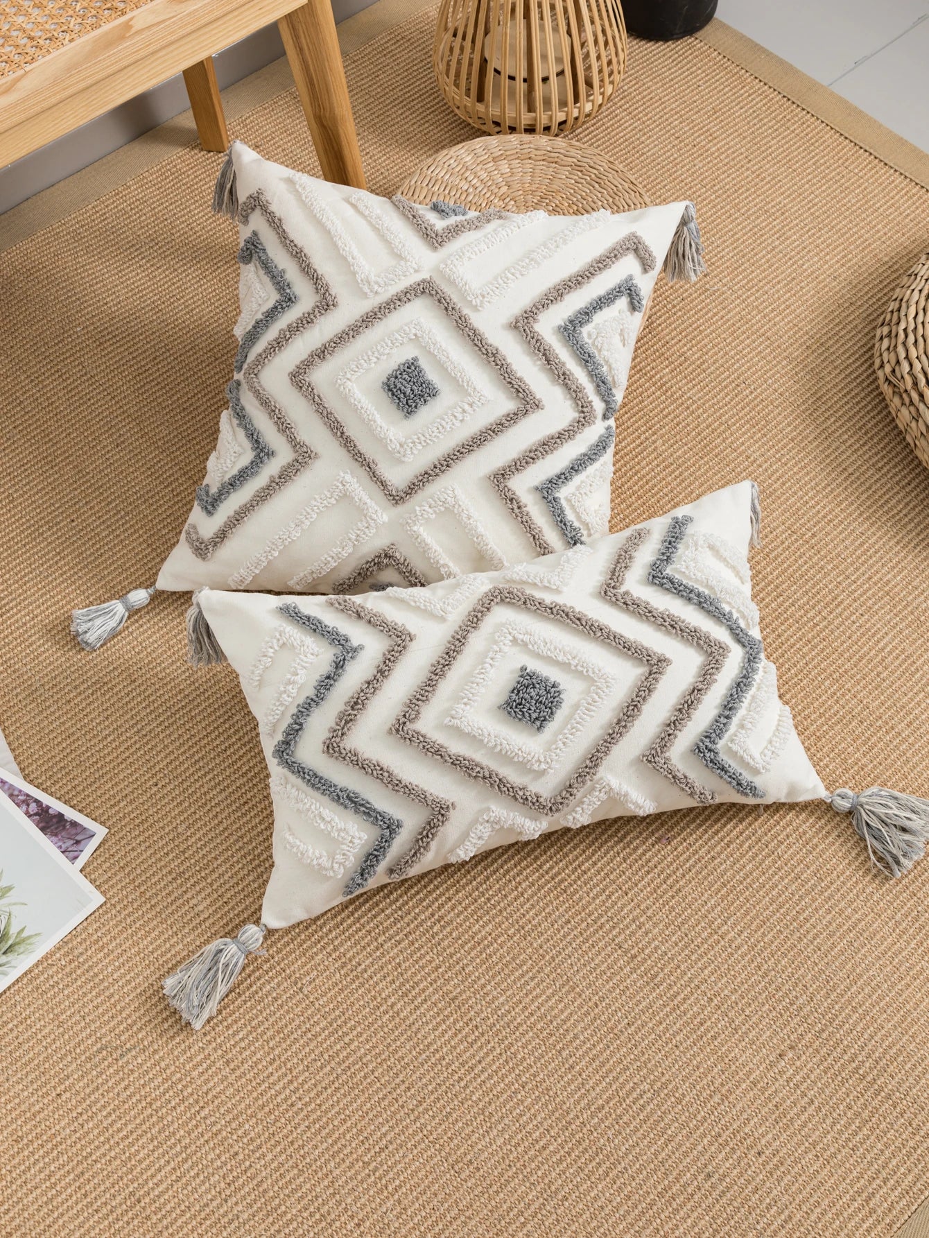 Housse de coussin motif Ethnique Bouclettes et Pompons Bleu