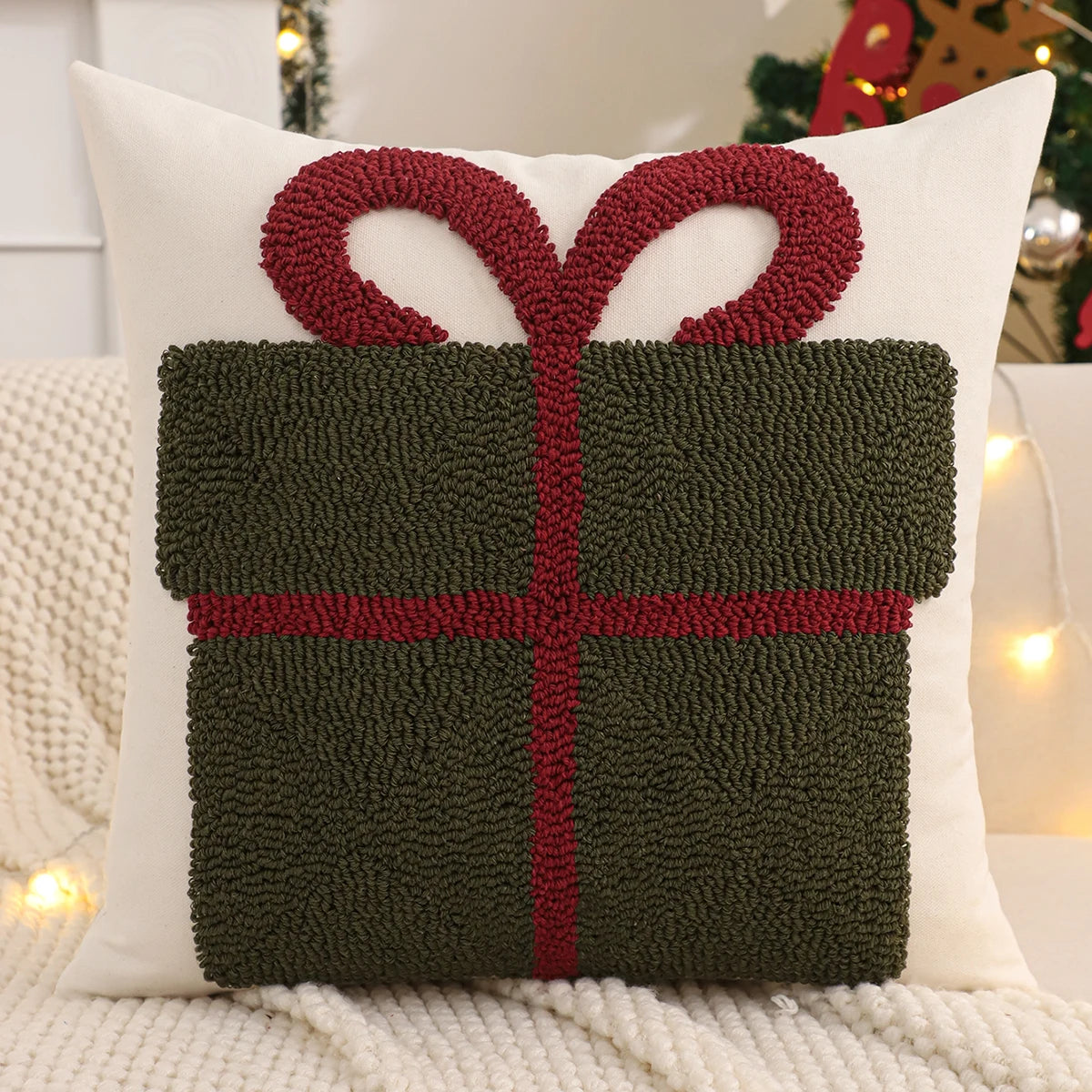 Housse de coussin de Noël bouclette avec un cadeau Vert Sapin et un ruban Rouge, 45x45cm
