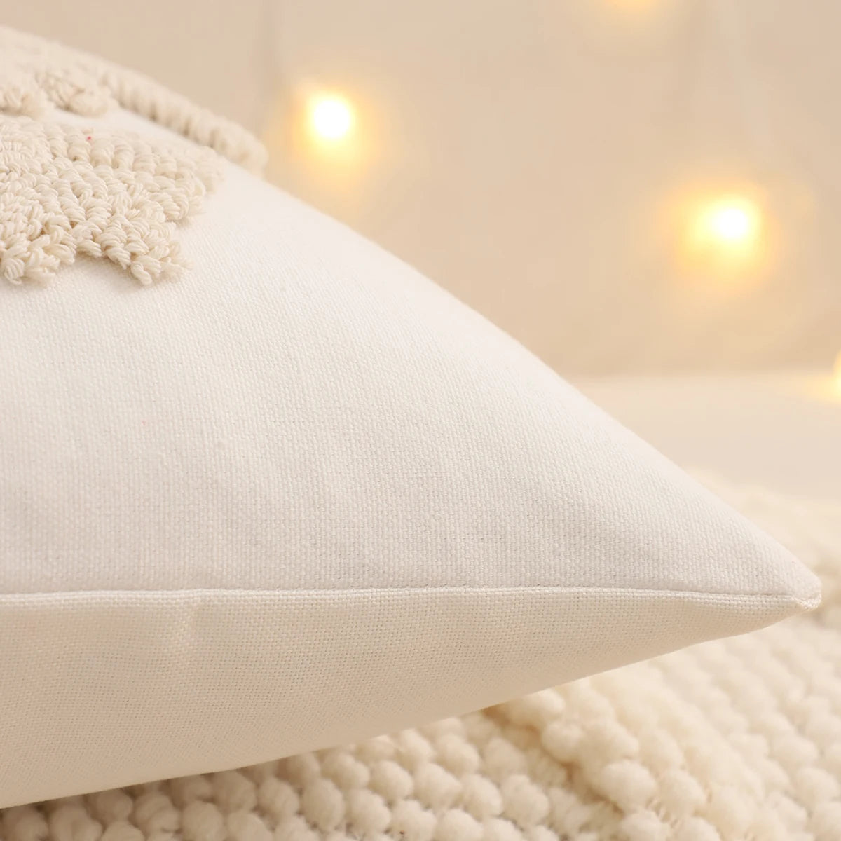 Vue de côté d'une housse de coussin de Noël en bouclette avec flocon Beige, 45x45cm