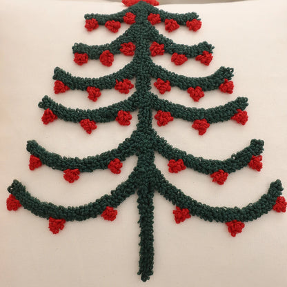 Gros plan sur le sapin Vert décoré de boules Rouges d'une housse de coussin de Noël en bouclette