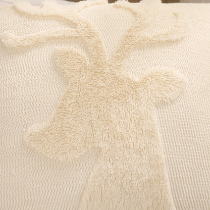 Gros plan sur la tête de renne en relief duveteux d'une housse de coussin de Noël Ivoire
