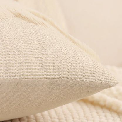 Vue de côté d'une housse de coussin de Noël Ivoire au tissu tricoté à fines côtes