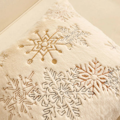 Gros plan sur les flocons tissés en fil Doré d'une housse de coussin de Noël Écru