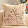 Housse de coussin de Noël Écru avec village enneigé et grand sapin en fil Doré, 45x45cm