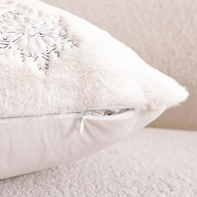 Vue de côté d'une housse de coussin de Noël Écru au tissage noble avec sa fermeture