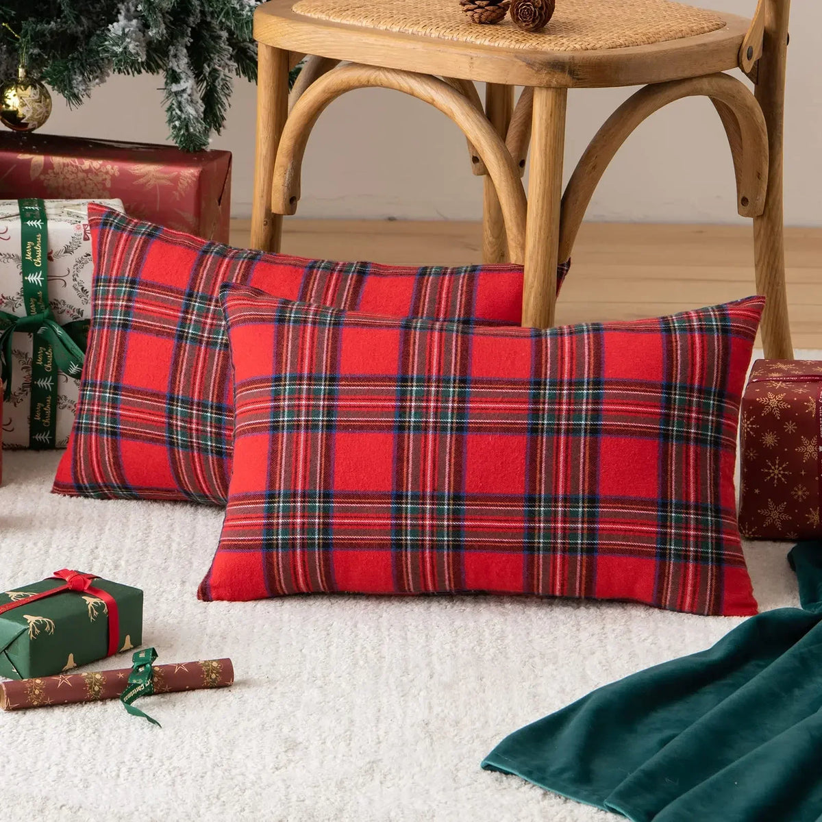 Housse de coussin rectangulaire Tartan Rouge 30x50cm devant une housse 45x45cm, ambiance Noël