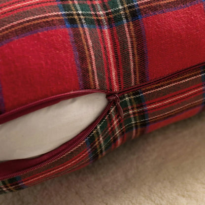 Gros plan sur le tissu à carreaux écossais Rouge et vert foncé d'une housse de coussin Tartan