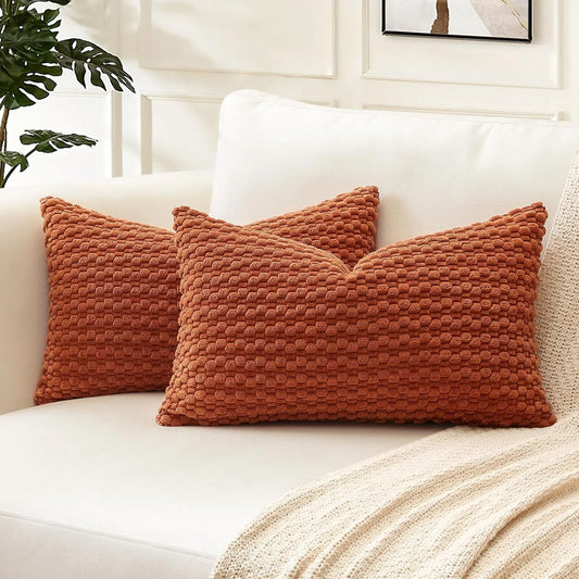 Housse de coussin Terracotta 30x50 cm en velours 3D posée sur un canapé blanc