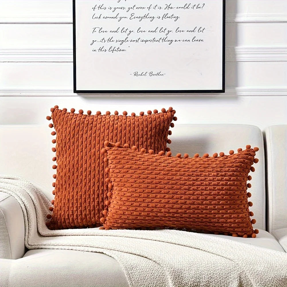 Housses de coussin Terracotta velours 3D à pompons, carré et rectangulaire sur un canapé blanc