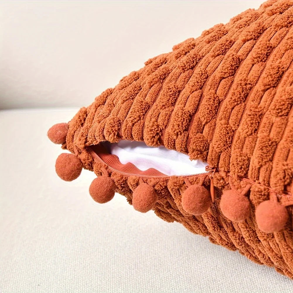 Détail du galon de pompons et du zip d'une housse de coussin Terracotta velours 3D