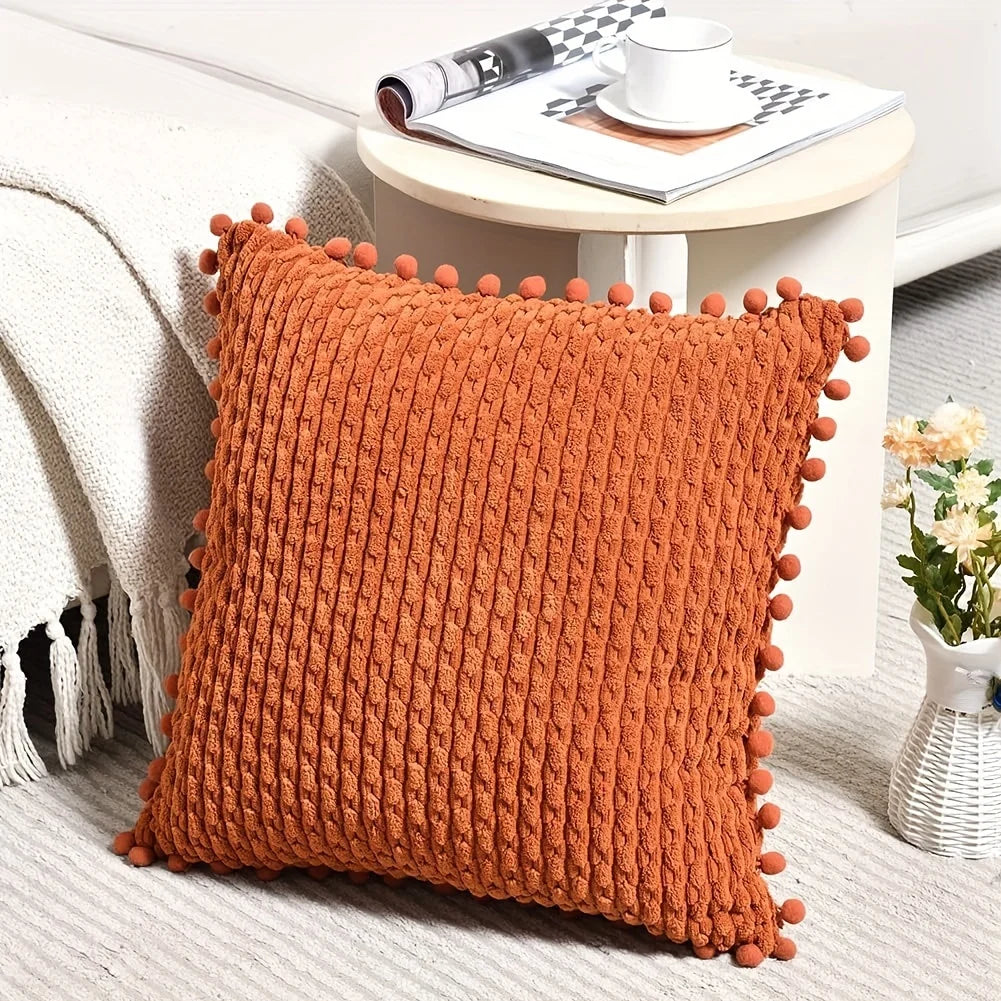 Housse de coussin Terracotta à pompons en situation dans un salon